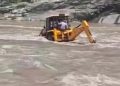 रुद्रप्रयाग: मंदाकिनी में अचानक से जलस्तर बढ़ने से जेसीबी फंसी, बड़ा हादसा होने से टला