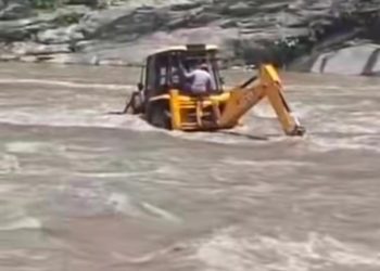 रुद्रप्रयाग: मंदाकिनी में अचानक से जलस्तर बढ़ने से जेसीबी फंसी, बड़ा हादसा होने से टला