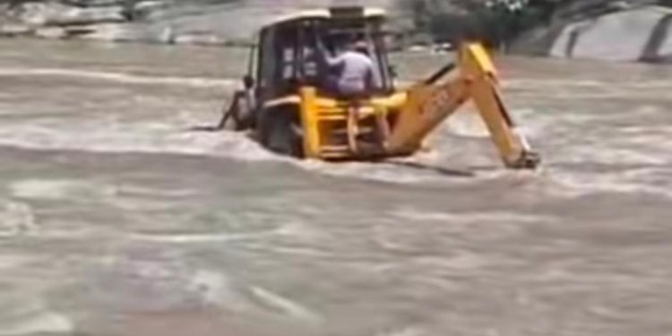 रुद्रप्रयाग: मंदाकिनी में अचानक से जलस्तर बढ़ने से जेसीबी फंसी, बड़ा हादसा होने से टला
