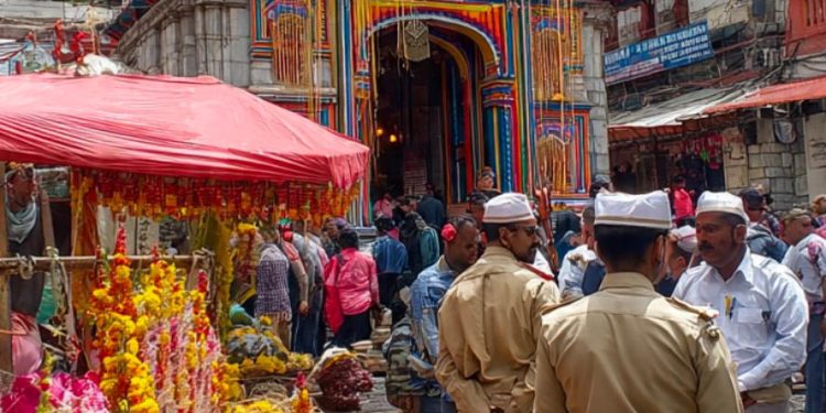 बद्रीनाथ धाम: दान-पात्रों की चाबी अब तीर्थ पुरोहितों से लेकर B.K.T.C. के पास, पारदर्शिता पर उठे सवाल