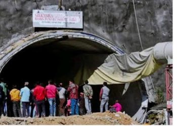 उत्तरकाशी : सिलक्यारा-बड़कोट टनल में कंक्रीट का हिस्सा गिरा, एक मजदूर की मौत