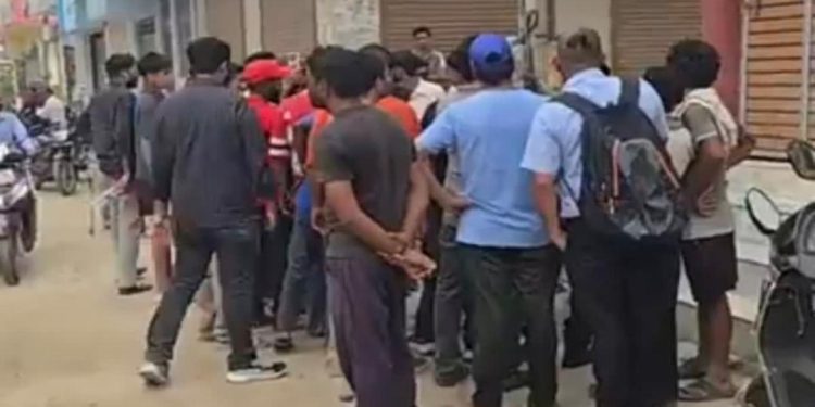 बड़ी खबर : प्रेमी से मिलने आए युवक की भीड़ ने की पिटाई, पुलिस ने 12 अज्ञात के खिलाफ केस दर्ज किया