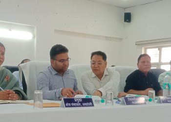 जखोली तहसील दिवस ब्रेकिंग : लापरवाही बरतने के आरोप में पीएमजीएवाई के जेई को डीएम ने किया मौके से बर्खास्त, सभागार से बाहर भेजा