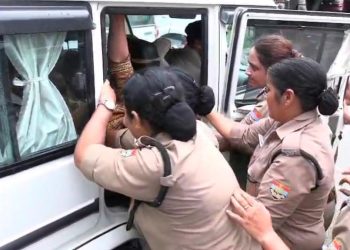 ब्रेकिंग : कैबिनेट मंत्री सुबोध उनियाल के घर के बाहर 4 महिला नर्सिंग अभ्यर्थियों ने किया आत्महत्या का प्रयास, एक की हालत गंभीर