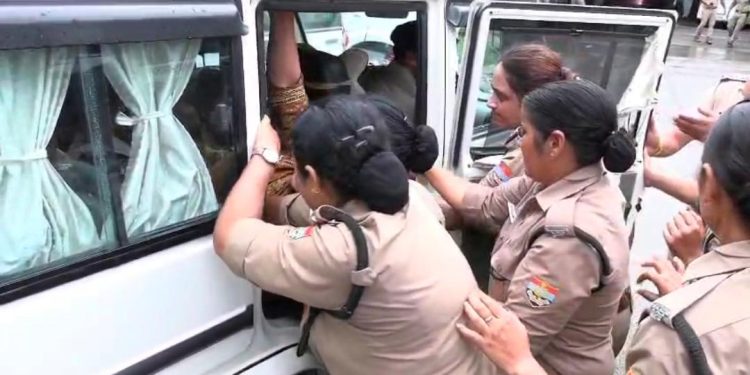 ब्रेकिंग : कैबिनेट मंत्री सुबोध उनियाल के घर के बाहर 4 महिला नर्सिंग अभ्यर्थियों ने किया आत्महत्या का प्रयास, एक की हालत गंभीर