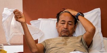 ब्रेकिंग : 21 दिन बाद सोनम वांगचुक को जंतर-मंतर से उठाकर अस्पताल ले गई पुलिस, समर्थकों ने किया विरोध