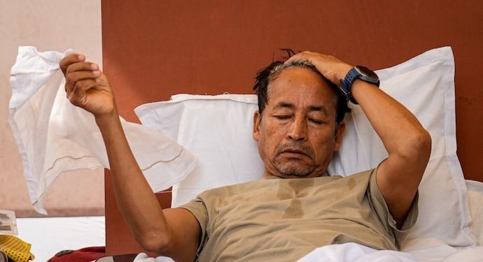 ब्रेकिंग : 21 दिन बाद सोनम वांगचुक को जंतर-मंतर से उठाकर अस्पताल ले गई पुलिस, समर्थकों ने किया विरोध