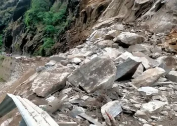 बारिश बनी मुसीबत: बदरीनाथ हाईवे 20 मीटर तक धंसा, बदरीनाथ और हेमकुंड यात्रा पर रोक