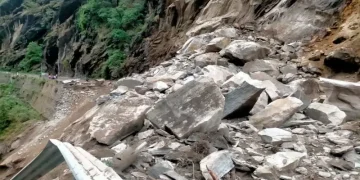 बारिश बनी मुसीबत: बदरीनाथ हाईवे 20 मीटर तक धंसा, बदरीनाथ और हेमकुंड यात्रा पर रोक