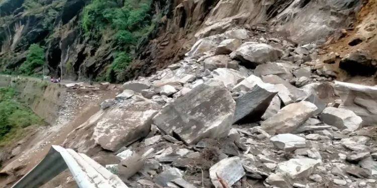 बारिश बनी मुसीबत: बदरीनाथ हाईवे 20 मीटर तक धंसा, बदरीनाथ और हेमकुंड यात्रा पर रोक