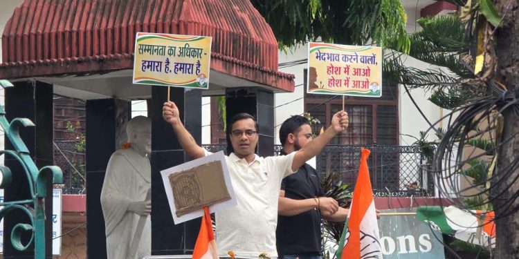 आक्रोश : खड़गे के कार्यक्रम के बाद शुद्धिकरण के विरोध में कांग्रेस ग्रेस का प्रदर्शन, निकाला विरोध मार्च