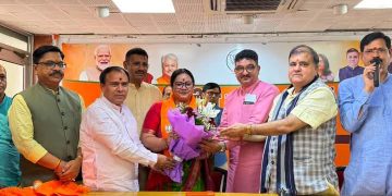 श्रीनगर : नगर निगम मेयर आरती भण्डारी 10 पार्षद समेत भाजपा में शामिल 