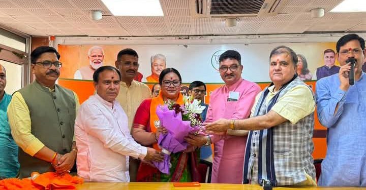 श्रीनगर : नगर निगम मेयर आरती भण्डारी 10 पार्षद समेत भाजपा में शामिल