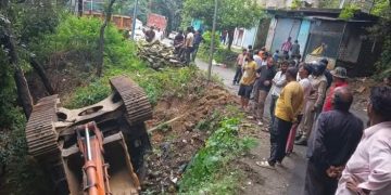 ब्रेकिंग रूद्रप्रयाग : ट्रॉले से गिरी पोकलैंड मशीन, ऑपरेटर घायल