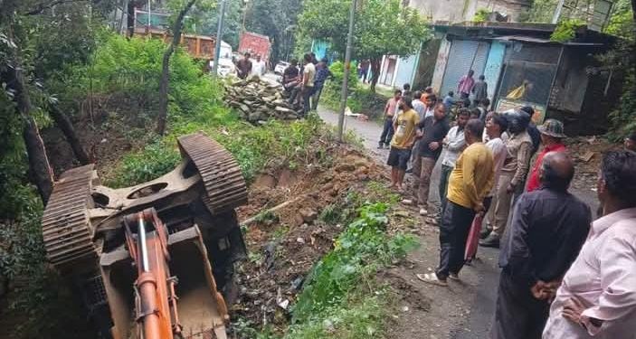 ब्रेकिंग रूद्रप्रयाग : ट्रॉले से गिरी पोकलैंड मशीन, ऑपरेटर घायल