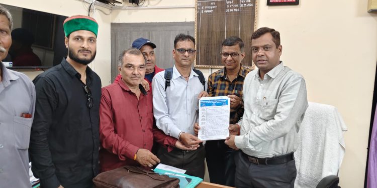 रुद्रप्रयाग : जल निगम में कर्मचारियों की मांगों पर बनी सहमति, अधिशासी अभियंता के साथ लिखित समझौता