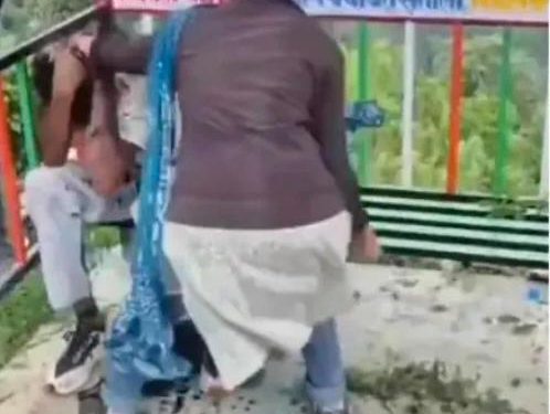उत्तराखंड की ‘शेरनियां’: मनचलों को मुराद पूरी, मुंह में कालिख कंडाली से की धुनाई,