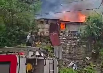दुखद : यहां मकान पर लगी भीषण आग, घरेलू गैस सिलेंडर भी धमाके के साथ हुआ ब्लास्ट