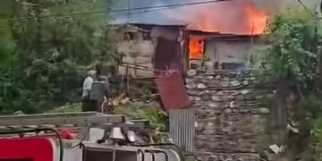 दुखद : यहां मकान पर लगी भीषण आग, घरेलू गैस सिलेंडर भी धमाके के साथ हुआ ब्लास्ट