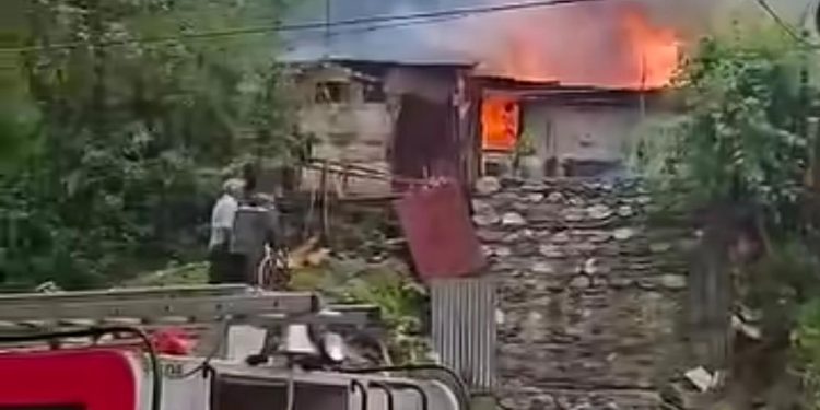 दुखद : यहां मकान पर लगी भीषण आग, घरेलू गैस सिलेंडर भी धमाके के साथ हुआ ब्लास्ट