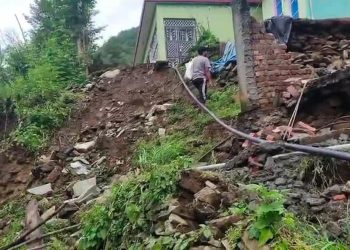 रुद्रप्रयाग : भूस्खलन से दहशत, 10 परिवारों ने छोड़ा घर