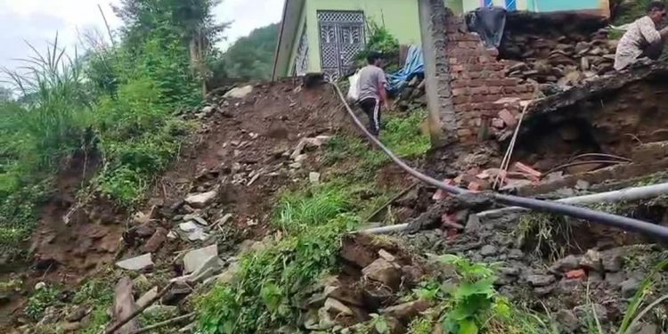 रुद्रप्रयाग : भूस्खलन से दहशत, 10 परिवारों ने छोड़ा घर