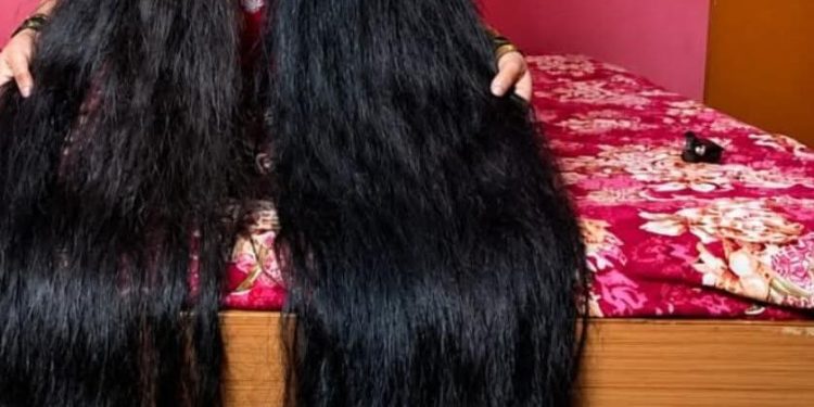 गुड न्यूज : हल्द्वानी की रेणु धारियाल ने बनाया वर्ल्ड रिकॉर्ड, 8 फीट 10 इंच लंबे बालों से दुनिया में लहराया उत्तराखंड का नाम