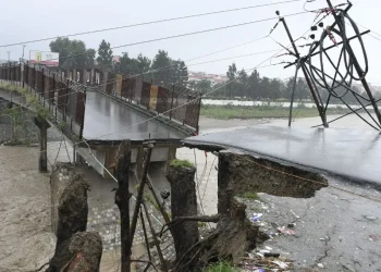 बड़ी खबर : टौंस नदी के नए पुल की एप्रोच रोड धंसने पर PWD के 3 अफसर सस्पेंड
