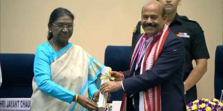 बड़ी खबर : राष्ट्रपति के हाथों पौड़ी के शिक्षक गबर सिंह बिष्ट को राष्ट्रीय शिक्षक पुरस्कार-2026, शिक्षा की अलख जगाने वाले गुरु को देश ने किया सलाम
