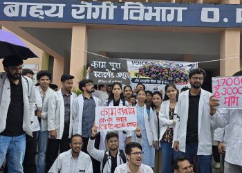 श्रीनगर : स्टाइपेंड बढ़ाने की मांग को लेकर MBBS इंटर्न्स का पेन-डाउन प्रदर्शन