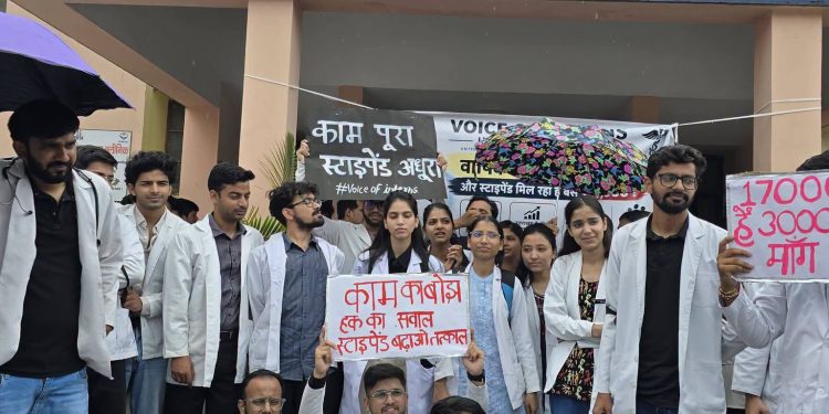 श्रीनगर : स्टाइपेंड बढ़ाने की मांग को लेकर MBBS इंटर्न्स का पेन-डाउन प्रदर्शन