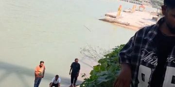 श्रीनगर : SDRF की तत्परता से बची अधेड़ की जान, अलकनंदा से निकाला बाहर