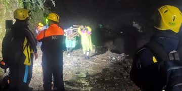 बड़ी खबर : केदारनाथ मार्ग पर बड़ा हादसा टला, चीड़बासा में फंसे 1500 यात्रियों को रातभर चले अभियान में बचाया