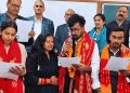 छात्र संघ चुनाव : बेटे की जीत के लिए मां ने लिया था कॉलेज मे एडमिशन और नंगे पांव किया प्रचार, जीत पर छलक उठे आंसू