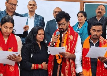 छात्र संघ चुनाव : बेटे की जीत के लिए मां ने लिया था कॉलेज मे एडमिशन और नंगे पांव किया प्रचार, जीत पर छलक उठे आंसू