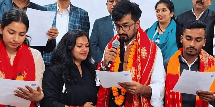 छात्र संघ चुनाव : बेटे की जीत के लिए मां ने लिया था कॉलेज मे एडमिशन और नंगे पांव किया प्रचार, जीत पर छलक उठे आंसू