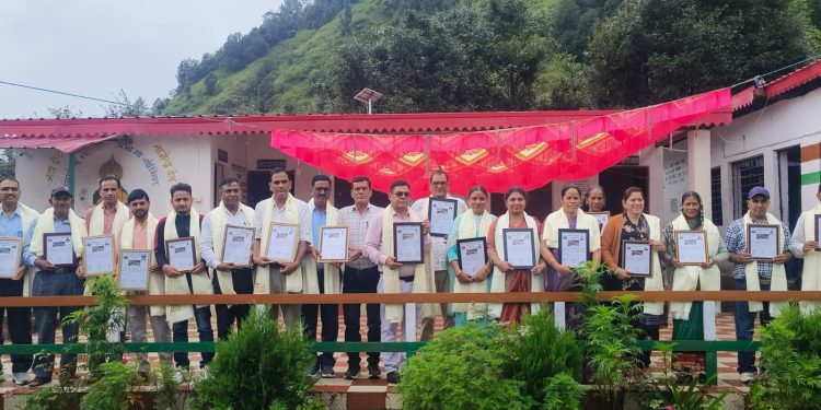 शिक्षक दिवस : नागेन्द्र इंटर कॉलेज बजीरा में शिक्षक दिवस धूमधाम से मना, प्रबंध समिति ने शिक्षकों को किया सम्मानित