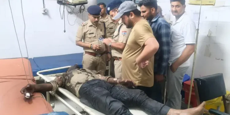 हरिद्वार : कोतवाली के गेट पर युवक ने खुद को लगाई आग, पुलिस ने कंबल डालकर बचाई जान