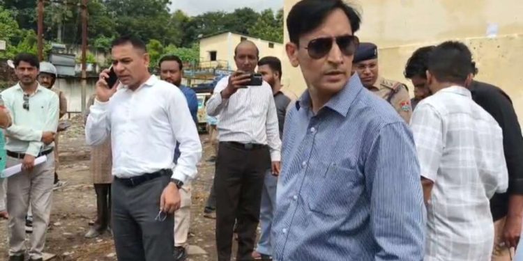 बड़ी खबर : कुमाऊं कमिश्नर दीपक रावत का औचक निरीक्षण, EO का वेतन रोकने के निर्देश