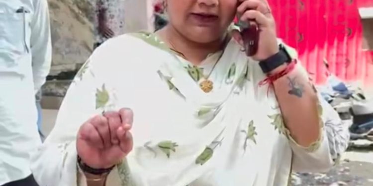श्रीनगर : शराब बेचने वाले सरकार के अड्डे पर महापौर आरती भंडारी का छापा, खुद की सरकार पर हल्ला बोल