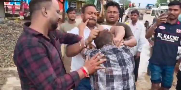शर्मनाक : भाजपा नेता की गुंडई, पीडब्ल्यूडी अधिकारी के मुंह पर पोती मिट्टी, लात-घूसों से पीटा