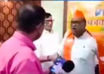वीडियो : सवाल पर भड़के मंत्री जी,पत्रकार को बोले दो मिनट में ठीक कर दूंगा, पत्रकार भी बोला मैं भी ठीक कर दूंगा