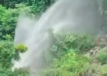 देखें वीडियो : GVK बांध से श्रीनगर आने वाली वाटर लाइन टूटी, पौड़ी तक हजारों घरों में पानी का संकट