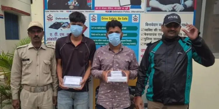 क्राइम : रंगदारी मांगने वाले दो शातिर गिरफ्तार, दूसरे के मोबाइल नंबर पर व्हाट्सएप चलाकर व्यापारी को दे रहे थे जान से मारने की धमकी