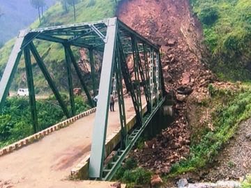चमोली : गैरसैंण में भूस्खलन से बंद हुआ दिवागाड़-कंडारीखोड़ मार्ग, छह गांवों का संपर्क कटा