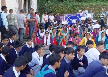 शर्मनाक : 4 महीने से स्कूल में 5 टीचर नहीं, गुस्साए अभिभावकों ने राष्ट्रपति-प्रधानमंत्री को खून से लिखा पत्र