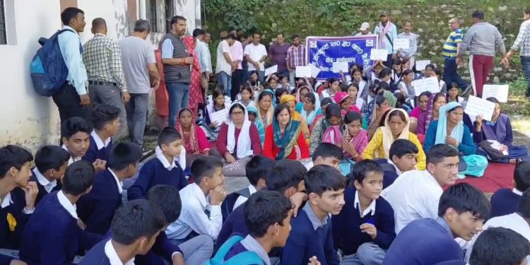 शर्मनाक : 4 महीने से स्कूल में 5 टीचर नहीं, गुस्साए अभिभावकों ने राष्ट्रपति-प्रधानमंत्री को खून से लिखा पत्र