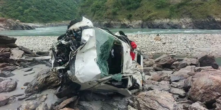 ब्रेकिंग : ऋषिकेश-बदरीनाथ हाईवे पर बड़ा हादसा, देवप्रयाग में टैक्सी गहरी खाई में गिरी, 2 की मौत
