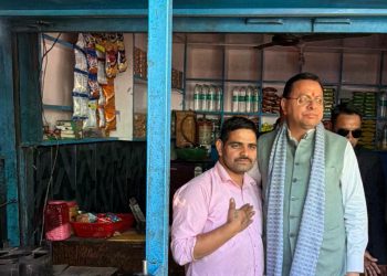 श्रीनगर : चाय की चुस्कियों के बीच सीएम धामी ने की जन-संवाद