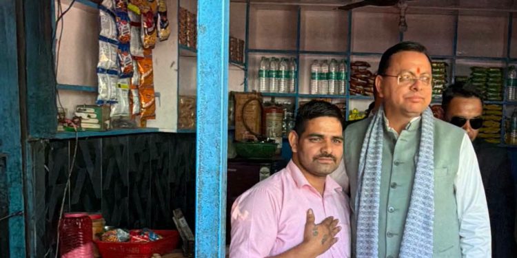 श्रीनगर : चाय की चुस्कियों के बीच सीएम धामी ने की जन-संवाद